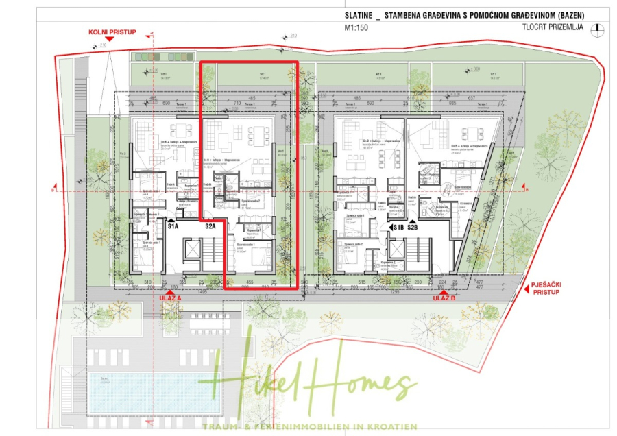 1. Reihe hochwertige Neubau-Meerblick Wohnung mit 2 SZ, Terrasse und Gemeinschaftspool (S2A) - Architektonischer Grundriss eines Wohnkomplexes mit drei Gebäuden, beschrifteten Eingängen, Wegen, Grünflächen und einem roten Kasten, der eine Wohneinheit markiert. Der Text enthält Beschriftungen in kroatischer Sprache und das Logo von "Hikel Homes". (46126)