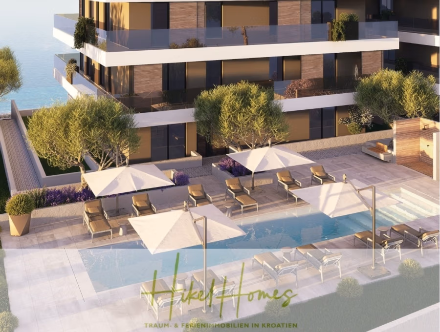 1. Reihe hochwertige Neubau-Meerblick Wohnung mit 2 SZ, Terrasse und Gemeinschaftspool (S2A) - Ein modernes Apartmentgebäude mit großen Balkonen blickt auf einen Swimmingpool, umgeben von Liegestühlen und weißen Sonnenschirmen. Hohe Topfpflanzen säumen die Terrasse. Im Hintergrund ist das Meer zu sehen. Der Text lautet: „Heikel Homes – Traum- & Ferienimmobilien in Kroatien.“. (42752)