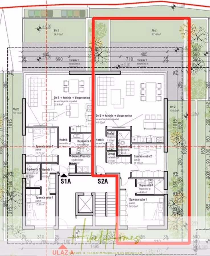 1. Reihe hochwertige Neubau-Meerblick Wohnung mit 2 SZ, Terrasse und Gemeinschaftspool (S2A) - Grundriss eines Gebäudes mit zwei separaten Einheiten, S1A und S2A. Er enthält detaillierte Raumaufteilung, Möblierung, Maße und Terrassen. Um das Gebäude herum befinden sich kleine Gartenflächen mit Bäumen und Wegen. (42762)