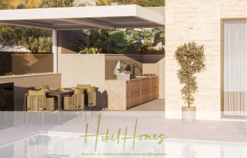 Moderne Außenküche und Essbereich neben einem Swimmingpool mit großen grünen Pflanzen, eleganten Möbeln und Wänden in neutralen Farbtönen. Unten ist der Text „Hikel Homes: Traum- & Ferienimmobilien in Kroatien“ eingeblendet. - Ende Juni einziehen und Urlaub machen! Schlüsselfertige möblierte Meerblick Villa / Pool, 3 SZ,…