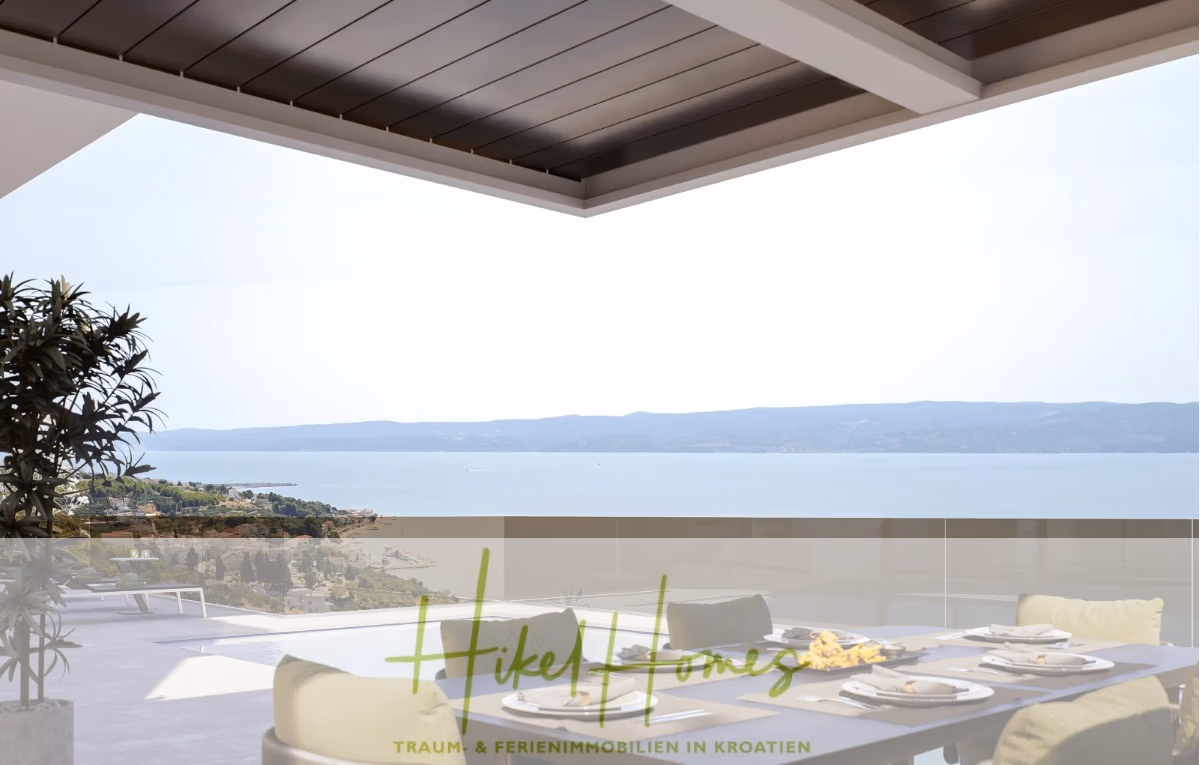 Moderne Terrasse mit Esstisch und Stühlen im Freien mit Blick auf das ruhige Meer und die fernen Hügel unter einem klaren Himmel; „Hikel Homes“-Logo und der Text „Traum & Ferienimmobilien in Kroatien“ unten. - Ende Juni einziehen und Urlaub machen! Schlüsselfertige möblierte Meerblick Villa / Pool, 3 SZ,…