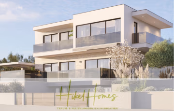 Modernes zweistöckiges weißes Haus mit großen Glasbalkonen, umgeben von gepflegter Grünanlage. Unten steht „Hikel Homes“ und „TRAUM- & FERIENIMMOBILIEN IN KROATIEN“. Der Himmel ist klar und hell. - Ende Juni einziehen und Urlaub machen! Schlüsselfertige möblierte Meerblick Villa / Pool, 3 SZ,…
