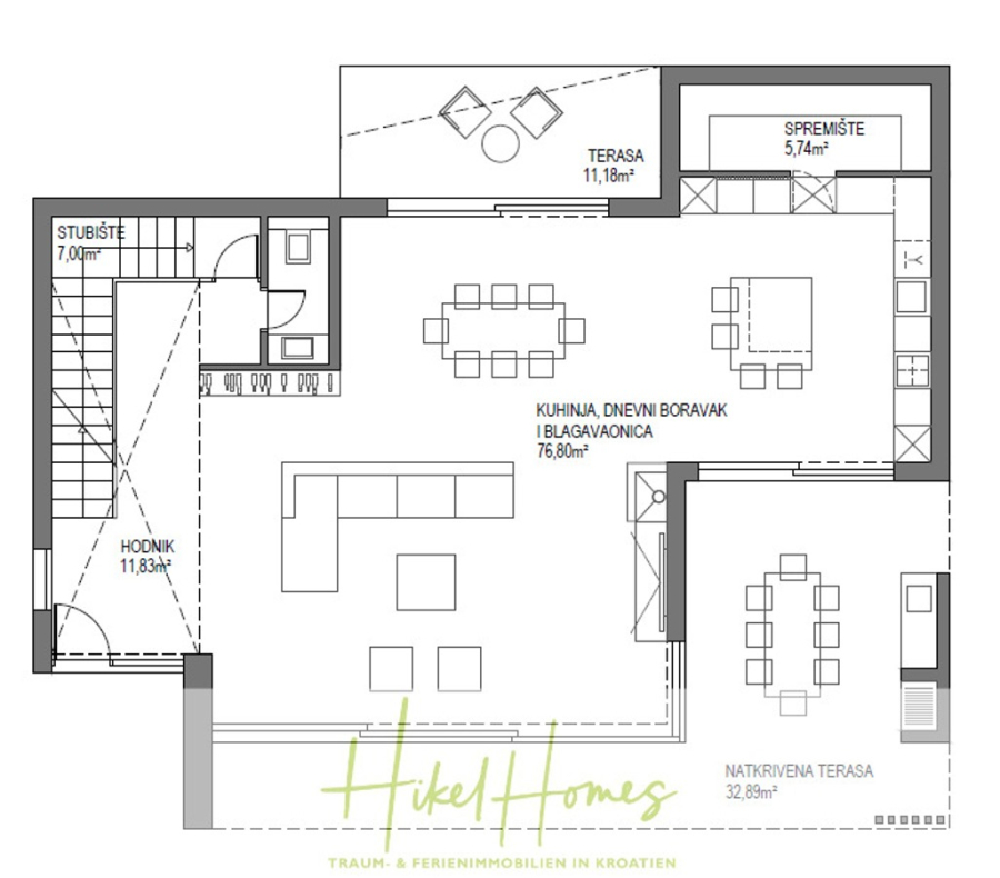 Meerblick – Schlüsselfertige Villa Princeza in Seget Vranijca – modernste Technik – 3-4 SZ - Grundriss einer modernen, offen gestalteten Wohnung mit Küche, Ess- und Wohnbereich, zwei Terrassen, Abstellraum, Flur und Treppenhaus. Die Möblierung ist ebenfalls abgebildet. Der Text ist in kroatischer Sprache. (45512)