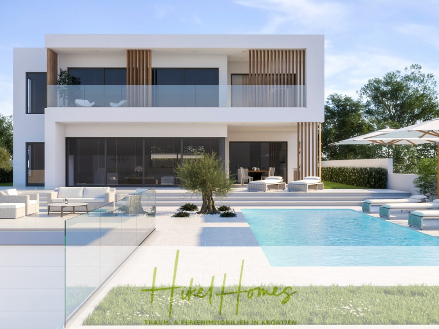 Meerblick – Schlüsselfertige Villa Princeza in Seget Vranijca – modernste Technik – 3-4 SZ - Moderne zweistöckige weiße Villa mit großen Glasfenstern, Balkon, Pool, Sitzgelegenheiten auf der Terrasse und Olivenbaum, umgeben von Grünflächen. Das Logo am unteren Rand lautet "Hikel Homes". (45501)