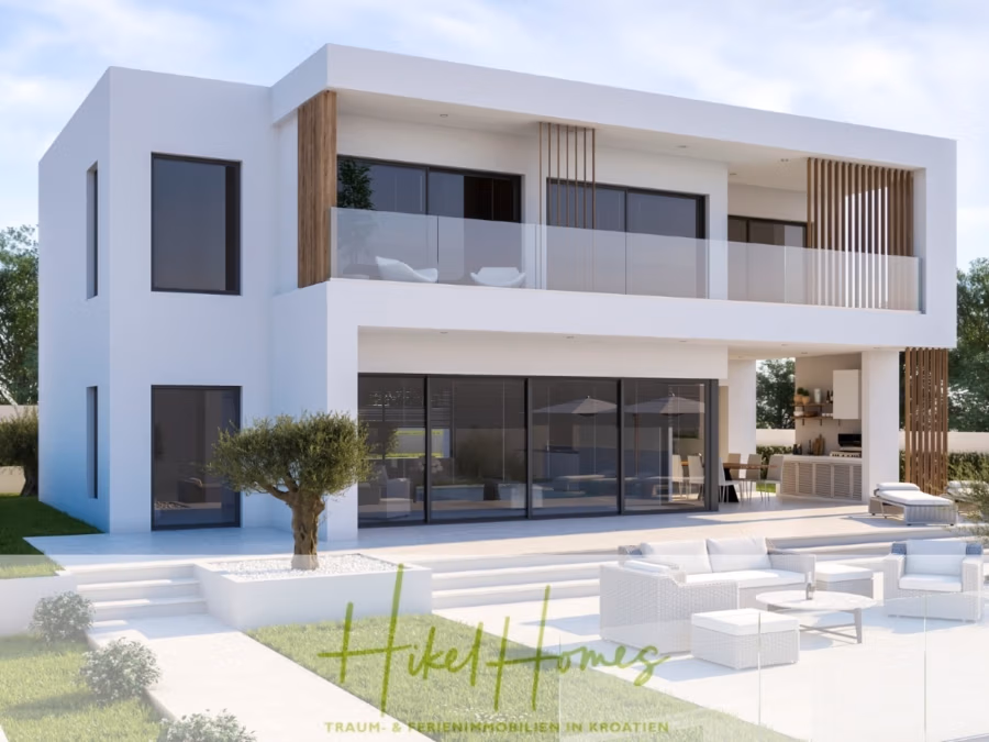 Meerblick – Schlüsselfertige Villa Princeza in Seget Vranijca – modernste Technik – 3-4 SZ - Modernes, zweistöckiges, weißes Haus mit großen Fenstern und einer geräumigen Terrasse. Der Außenbereich bietet Sitzgelegenheiten und einen Pool. Üppiges Grün umgibt das Anwesen, und der Himmel ist klar und sonnig. Unten ist das Logo „Hikel Homes“ zu sehen. (41313)