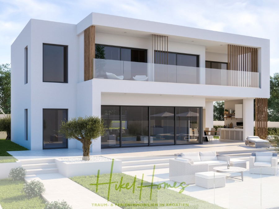 Meerblick – Schlüsselfertige Villa Princeza in Seget Vranijca – modernste Technik – 3-4 SZ - Modernes zweistöckiges weißes Haus mit großen Glasfenstern und Balkonen, einem Sitzbereich im Freien und einem kleinen Olivenbaum in einem begrünten Hof unter freiem Himmel. Das Logo "Hikel Homes" erscheint unten. (45503)