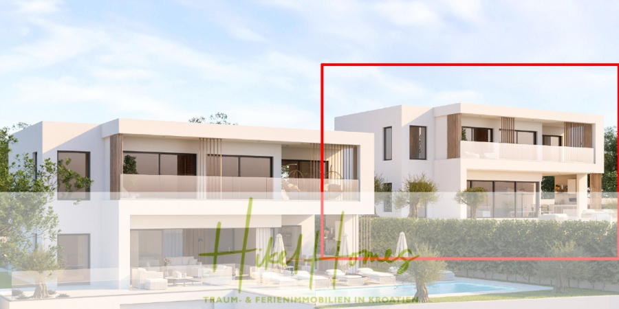 Meerblick – Schlüsselfertige Villa Princeza in Seget Vranijca – modernste Technik – 3-4 SZ - Moderne weiße zweistöckige Villa mit großen Fenstern, Balkonen und Sitzgelegenheiten im Freien, umgeben von Grün und einem klaren blauen Himmel. Das Logo "Heim Home" ist am unteren Rand eingeblendet. (45507)