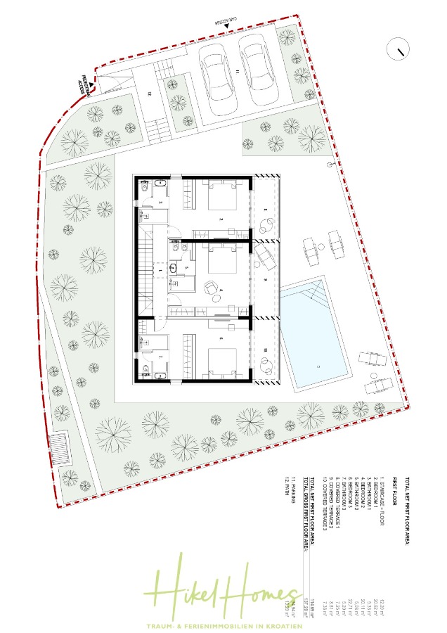 Schlüsselfertige Meerblick Villa SEA in Sutivan (Insel Brac) – 3 SZ + Bad, Pool, Sommerküche, … - Architektonischer Lageplan, der ein rechteckiges Haus mit einem Pool, einer Terrasse und einem Garten zeigt. Oben befinden sich zwei geparkte Autos und eine Zufahrt. Bäume und Landschaftsgestaltung umgeben das Grundstück. Das Logo "Hikel Homes" erscheint unten. (45033)