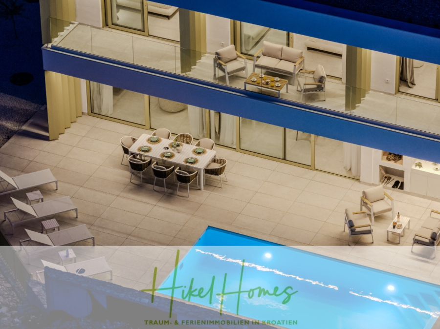 Schlüsselfertige Meerblick Villa SEA in Sutivan (Insel Brac) – 3 SZ + Bad, Pool, Sommerküche, … - Eine moderne Villa mit einer geräumigen Terrasse, einem Essbereich im Freien, Loungesesseln, Glasgeländern und einem nachts beleuchteten Swimmingpool. Große Fenster und Türen geben den Blick auf ein modernes Interieur frei. (45015)