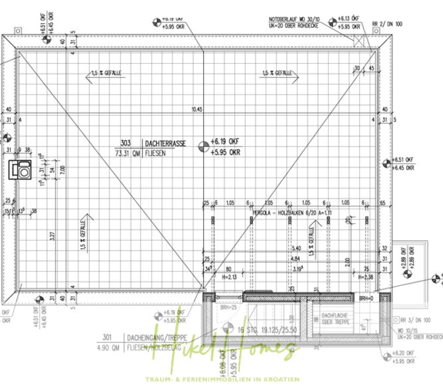 Villa im Mittelmeerstil mit 3 SZ, Pool, Dachterrasse mit Meerblick (2) - Architektonischer Grundriss einer Dachterrasse und eines Treppenhauses mit Abmessungen, Platzierung der Fliesen, strukturellen Details und Beschriftungen in deutscher Sprache, mit dem "Mick Jones"-Immobilienlogo und dem Slogan am unteren Rand. (44816)