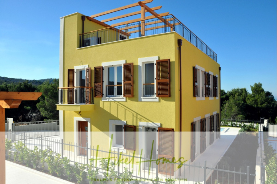 Villa im Mittelmeerstil mit 3 SZ, Pool, Dachterrasse mit Meerblick (2) - Ein modernes, zweistöckiges, gelbes Haus mit weißen Zierleisten und braunen Fensterläden, mit einer Dachterrasse und umgeben von Grün und einem weißen Zaun unter einem klaren blauen Himmel. (44790)