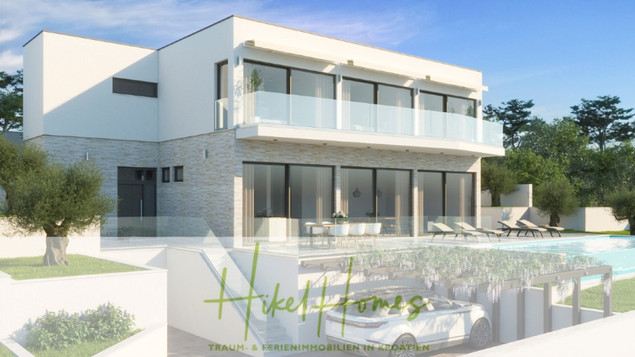 Villa Danjela – 246m² WFL in 2. Reihe zum Strand / 3 SZ / 246m² / Inifinity-Pool / Solar / … - Moderne zweistöckige Villa mit großen Fenstern, Glasbalkon, Pool und Terrasse. Umgeben von Grünflächen und Bäumen. "Hikel Homes"-Logo und Textüberlagerung am unteren Rand. (46653)