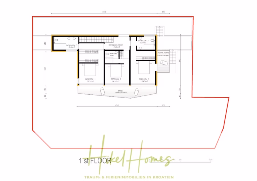 Villa Danjela – 246m² WFL in 2. Reihe zum Strand / 3 SZ / 246m² / Inifinity-Pool / Solar / … - Grundriss der ersten Etage mit drei Schlafzimmern, jeweils mit Maßangaben, einem Badezimmer und einem Flur. Der Plan enthält die Maße und einen teilweise roten Rand um den Umfang. (41533)