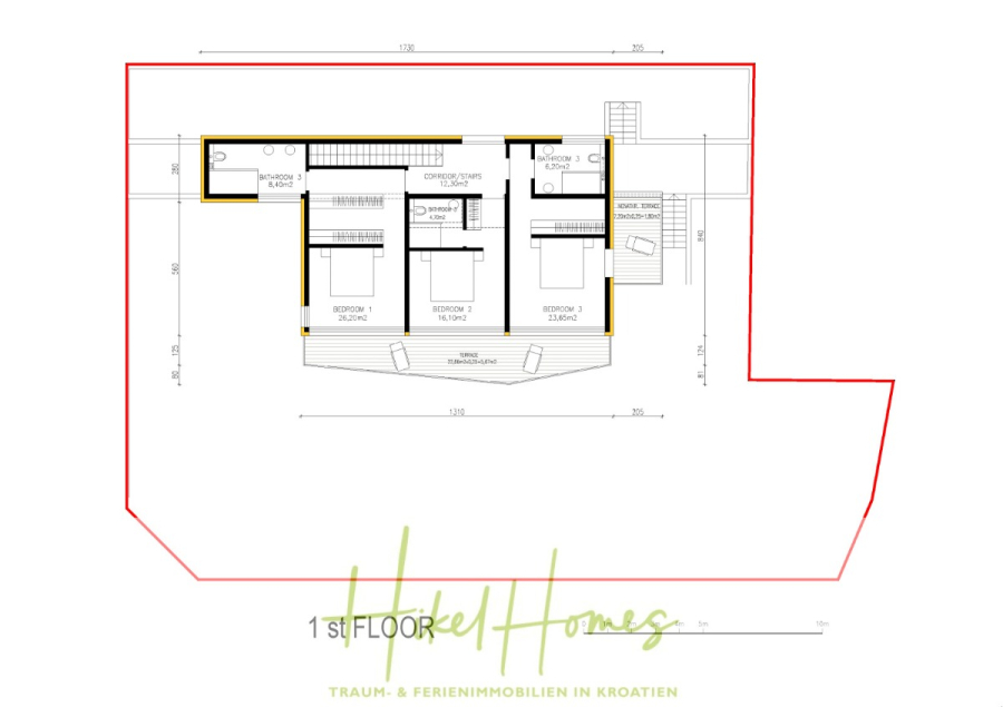 Villa Danjela – 246m² WFL in 2. Reihe zum Strand / 3 SZ / 246m² / Inifinity-Pool / Solar / … - Architektonischer Grundriss eines ersten Stockwerks mit drei Schlafzimmern, zwei Badezimmern, einem Flur und Balkonbereichen, mit Maßangaben und Beschriftungen in Deutsch und Englisch sowie einer roten Umrandung. (46660)