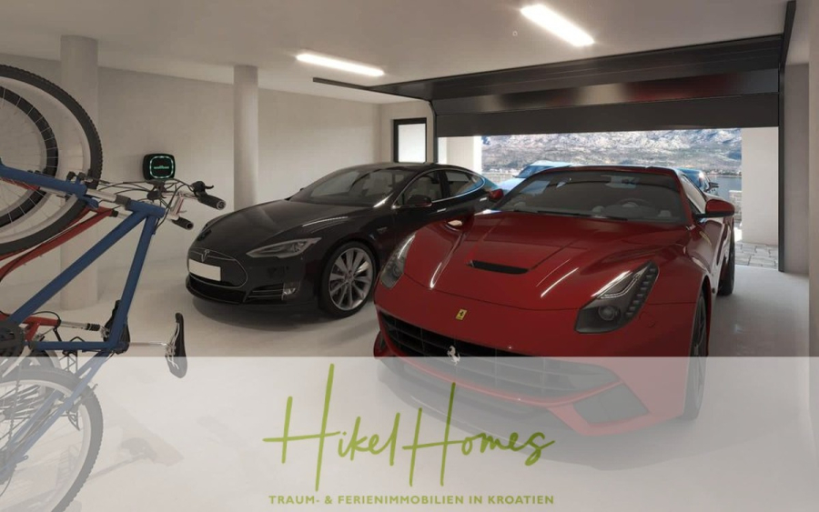 Luxus-Meerblick und Gebirgsblick-Villa in 2. Reihe zum Meer mit 4 SZ, Pool, Sauna, Fitness & Jacuzzi - Zwei Luxusautos, ein schwarzer Tesla und ein roter Ferrari, sind in einer modernen Garage mit großen Fenstern geparkt, die einen Blick auf die Berge und das Wasser bieten. Im Vordergrund sind Fahrräder zu sehen. Der Text am unteren Rand lautet: "Hikel Homes. (46036)