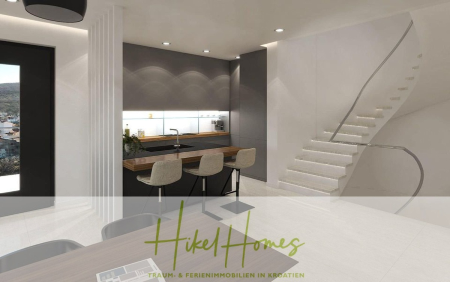 Luxus-Meerblick und Gebirgsblick-Villa in 2. Reihe zum Meer mit 4 SZ, Pool, Sauna, Fitness & Jacuzzi - Moderne Küche mit schwarzer Insel, drei Barhockern, eingebauten Regalen und einer eleganten Treppe, die nach oben führt. Große Fenster lassen viel natürliches Licht herein. Der Schriftzug "Hikel Homes" und ein Text in deutscher Sprache überlagern das Bild am unteren Rand. (46034)