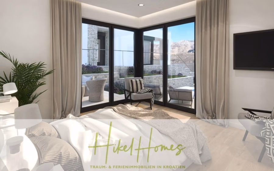 Luxus-Meerblick und Gebirgsblick-Villa in 2. Reihe zum Meer mit 4 SZ, Pool, Sauna, Fitness & Jacuzzi - Ein modernes Schlafzimmer mit großem Bett, neutraler Einrichtung und raumhohen Fenstern öffnet sich zu einer Terrasse mit Sitzgelegenheiten. An der Wand hängt ein Flachbildfernseher, und drinnen und draußen gibt es viel Grün. Unten steht „Hikel Homes“ und ein Slogan auf Deutsch. (42064)