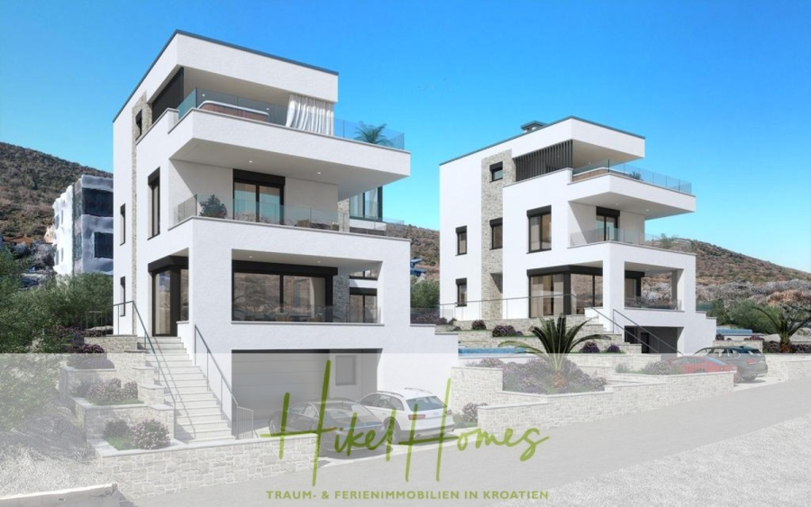 Luxus-Meerblick und Gebirgsblick-Villa in 2. Reihe zum Meer mit 4 SZ, Pool, Sauna, Fitness & Jacuzzi - Zwei moderne, weiße, mehrstöckige Villen mit großen Fenstern und Balkonen, die an einem begrünten Hang liegen. Der Himmel ist klar und blau, und der Text "Hikel Homes Traum- & Ferienimmobilien in Kroatien" ist am unteren Rand eingeblendet. (46031)
