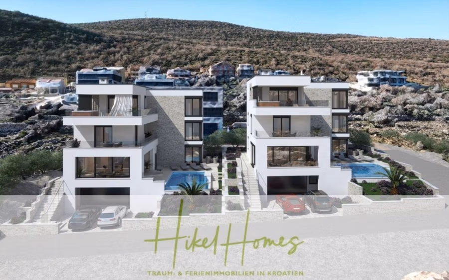 Luxus-Meerblick und Gebirgsblick-Villa in 2. Reihe zum Meer mit 4 SZ, Pool, Sauna, Fitness & Jacuzzi - Moderne Wohnanlage in felsiger Landschaft mit zwei mehrstöckigen Gebäuden mit Balkonen, Swimmingpool und parkenden Autos. Grünflächen setzen Akzente. Die Texteinblendung lautet „Hikel Homes“ und „TRAUM- & FERIENIMMOBILIEN IN KROATIEN“. (42059)