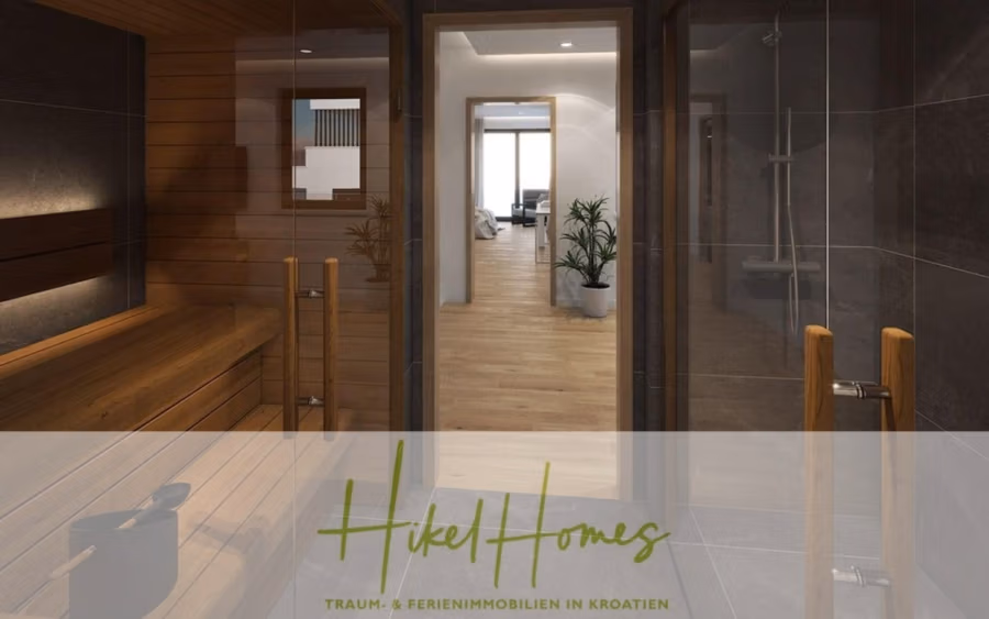 Luxus-Meerblick und Gebirgsblick-Villa in 2. Reihe zum Meer mit 4 SZ, Pool, Sauna, Fitness & Jacuzzi - Modernes Interieur mit einer Holzsauna links, einer Dusche rechts und einem Flur, der zu einem hellen Raum führt. Der Markenname und Slogan von „Hikel Homes“ in deutscher Sprache überlagern das Bild unten. (42066)