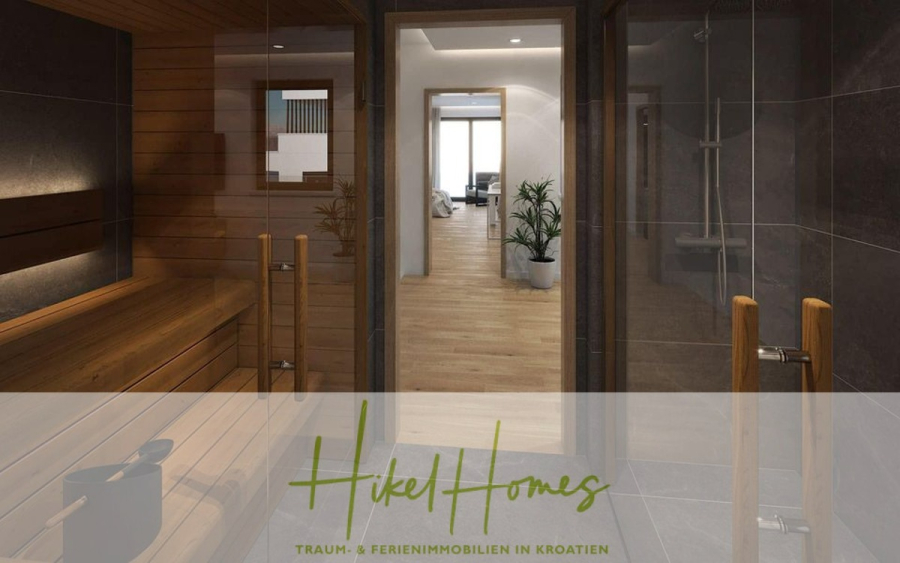 Luxus-Meerblick und Gebirgsblick-Villa in 2. Reihe zum Meer mit 4 SZ, Pool, Sauna, Fitness & Jacuzzi - Moderne Innenansicht mit einem Saunaraum auf der linken Seite und einem Duschbereich auf der rechten Seite, mit einem Flur, der zu einem hellen Wohnbereich mit Pflanzen und großen Fenstern führt. Textüberlagerung: "Hikel Homes, Traum- & Ferienimmobilien in Kroatien. (46035)