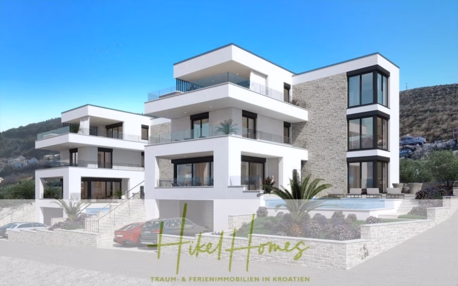 Luxus-Meerblick und Gebirgsblick-Villa in 2. Reihe zum Meer mit 4 SZ, Pool, Sauna, Fitness & Jacuzzi - Modernes Mehrfamilienhaus mit weißer Steinfassade, großen Fenstern und Balkonen, umgeben von Palmen und Hügeln. Zwei rote und ein blaues Auto parken davor. Strahlend blauer Himmel. Textüberlagerung: „Hikel Homes – Traum- & Ferienimmobilien in Kroatien.“. (42061)