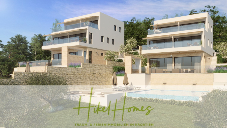 Einmalige 2. Reihe mit Meerzugang – 1834m² Bauland mit Baugenehmigung für 2 Villen - Zwei moderne, würfelförmige Villen mit großen Balkonen blicken auf einen Swimmingpool mit Liegestühlen, der von viel Grün umgeben ist. Der Text "Hikel Homes - Traum- & Ferienimmobilien in Kroatien" ist am unteren Rand angebracht. (44068)