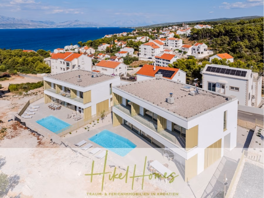 Hochwertige Meerblick Villa SUN in Sutivan (Insel Brac) – 3 SZ + Bad, Pool, Sommerküche, WC, … - Luftaufnahme moderner, weißer Villen mit Flachdächern, jede mit eigenem Pool. Die Villen liegen in Küstennähe mit blauem Meer, umgeben von grünen Bäumen und Häusern mit roten Dächern. Der Text lautet: „Hikel Homes“. (42962)