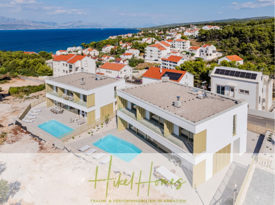 Hochwertige Meerblick Villa SUN in Sutivan (Insel Brac) – 3 SZ + Bad, Pool, Sommerküche, WC, … - Luftaufnahme von zwei modernen weißen Villen mit Swimmingpools, umgeben von anderen weißen Häusern mit roten Dächern, in der Nähe der Küste in Kroatien. Im Hintergrund sind das Meer und bewaldete Hügel zu sehen. (44984)