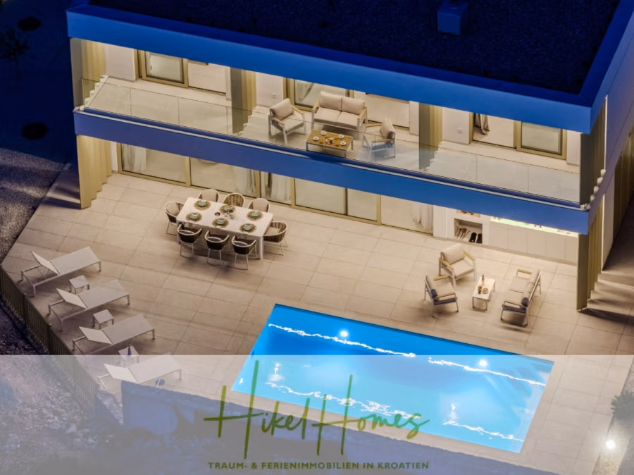 Hochwertige Meerblick Villa SUN in Sutivan (Insel Brac) – 3 SZ + Bad, Pool, Sommerküche, WC, … - Luftaufnahme einer modernen Villa bei Nacht mit verglastem Balkon, Essbereich im Freien und beleuchtetem Swimmingpool. Unten erscheint der Text „Hikel Homes“ und „TRAUM- & FERIENIMMOBILIEN IN KROATIEN“. (42963)
