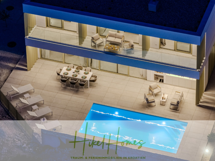 Hochwertige Meerblick Villa SUN in Sutivan (Insel Brac) – 3 SZ + Bad, Pool, Sommerküche, WC, … - Eine moderne Villa bei Nacht verfügt über einen beleuchteten Swimmingpool, einen Essbereich im Freien mit einem gedeckten Tisch, Liegestühle und einen Balkon mit Sitzgelegenheiten. Das Logo "Hikel Homes" erscheint am unteren Rand. (44985)