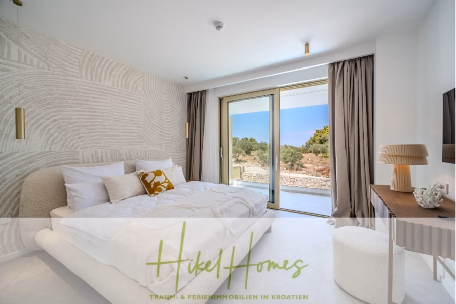 Hochwertige Meerblick Villa SUN in Sutivan (Insel Brac) – 3 SZ + Bad, Pool, Sommerküche, WC, … - Modernes Schlafzimmer mit Doppelbett, weißer Bettwäsche und einer gemusterten Akzentwand. Große Glastüren öffnen sich zu einer Terrasse mit Blick auf Bäume. Beige Vorhänge und minimalistisches Dekor, darunter ein weißer Pouf und eine Holzkonsole, runden den Raum ab. Logotext unten. (42971)