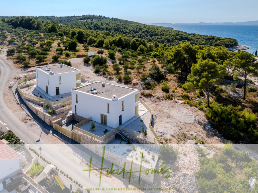 Hochwertige Meerblick Villa SUN in Sutivan (Insel Brac) – 3 SZ + Bad, Pool, Sommerküche, WC, … - Luftaufnahme von zwei modernen weißen Häusern mit Flachdächern, umgeben von Bäumen und felsigem Gelände in Küstennähe, mit einer kurvenreichen Straße und dem Meer im Hintergrund. (44987)
