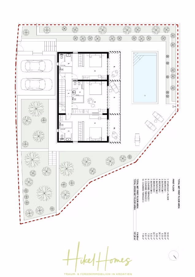 Hochwertige Meerblick Villa SUN in Sutivan (Insel Brac) – 3 SZ + Bad, Pool, Sommerküche, WC, … - Architektonischer Grundriss mit rechteckigem Hausgrundriss, Auffahrt für zwei Autos, Swimmingpool und Sitzgelegenheiten im Freien. Umgeben von markierten Bäumen und Landschaft. Unterer Text: „Hikel Homes“ mit Slogan auf Deutsch. (42978)