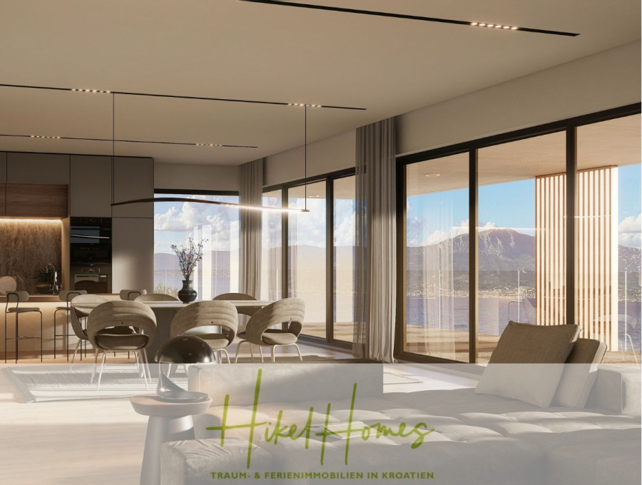 1. Reihe Luxus Neubau Penthouse – Meerblick mit 3 SZ, riesige Terrasse und Gemeinschaftspool (S6B) - Moderner offener Wohn- und Essbereich mit großen Fenstern, die einen herrlichen Blick auf das Meer und die Berge bieten. Neutrales Dekor, stilvolle Möbel und reichlich natürliches Licht schaffen eine geräumige, einladende Atmosphäre. "Hikel Homes"-Schriftzug am Boden. (46184)