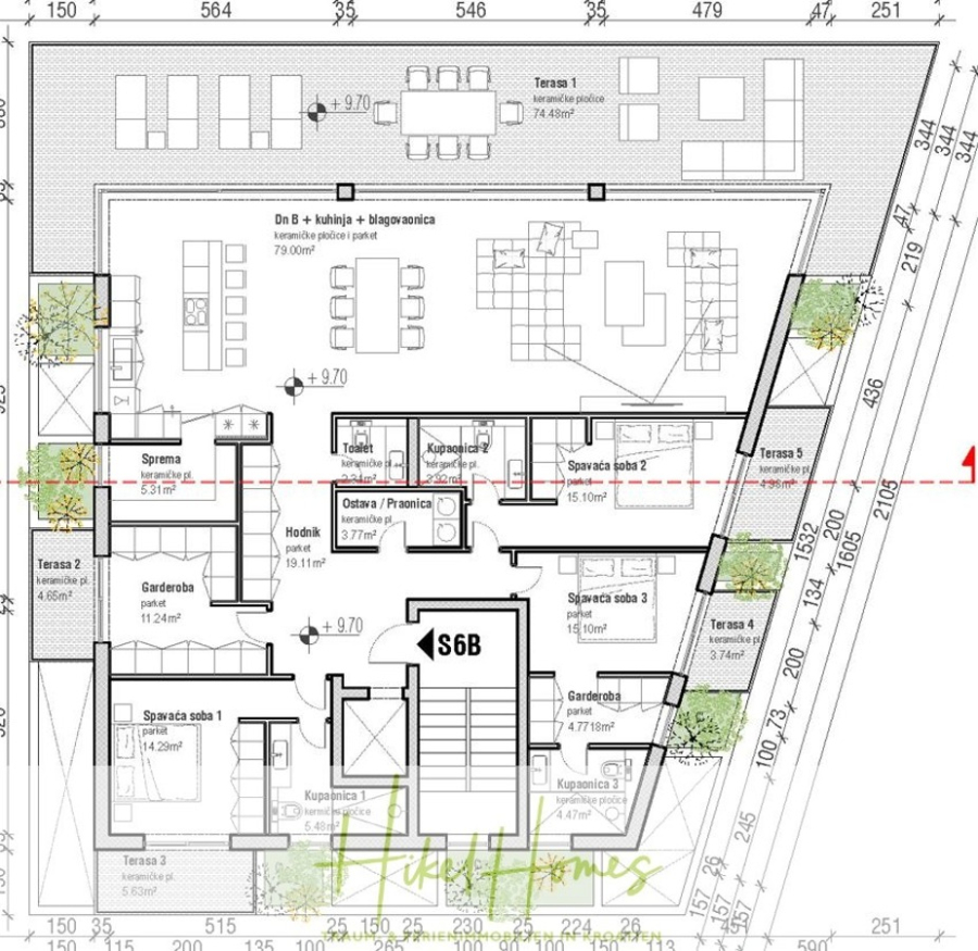 1. Reihe Luxus Neubau Penthouse – Meerblick mit 3 SZ, riesige Terrasse und Gemeinschaftspool (S6B) - Architektonischer Grundriss einer Wohnung mit beschrifteten Zimmern, darunter drei Schlafzimmer, Küche, Ess- und Wohnbereich, mehrere Terrassen, Schränke, Bäder und Hauswirtschaftsräume, dargestellt mit Maßen und Möblierung. (46193)