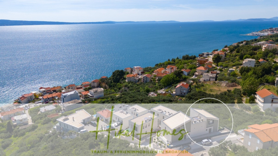 Sofort einziehen! Meerblick Villa CECILIE Infinity Pool, 3 SZ, Sommerküche, Videoraum mit PS5, …. - Eine kroatische Küstenstadt mit Häusern an einem Hang mit Blick auf das blaue Meer unter klarem Himmel; ein modernes weißes Haus ist unten rechts eingekreist. Unten im Bild steht der Text „Alfieri Homes“. (43890)