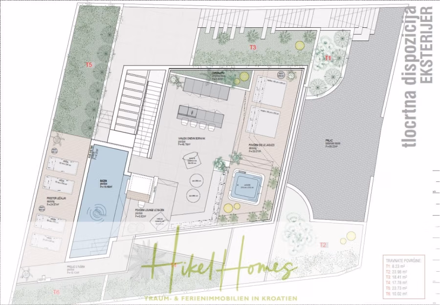 Luxus trifft Meerblick – Ein Anwesen der Extraklasse – Sofort einziehen - Architektonischer Grundriss einer Immobilie mit Pool, Sitzbereichen, Gartenflächen und verschiedenen beschrifteten Bereichen. Text in einer anderen Sprache als Englisch weist auf Zimmernamen und Ausstattungsmerkmale hin. Umgeben von Grünflächen und Wegen. (43755)