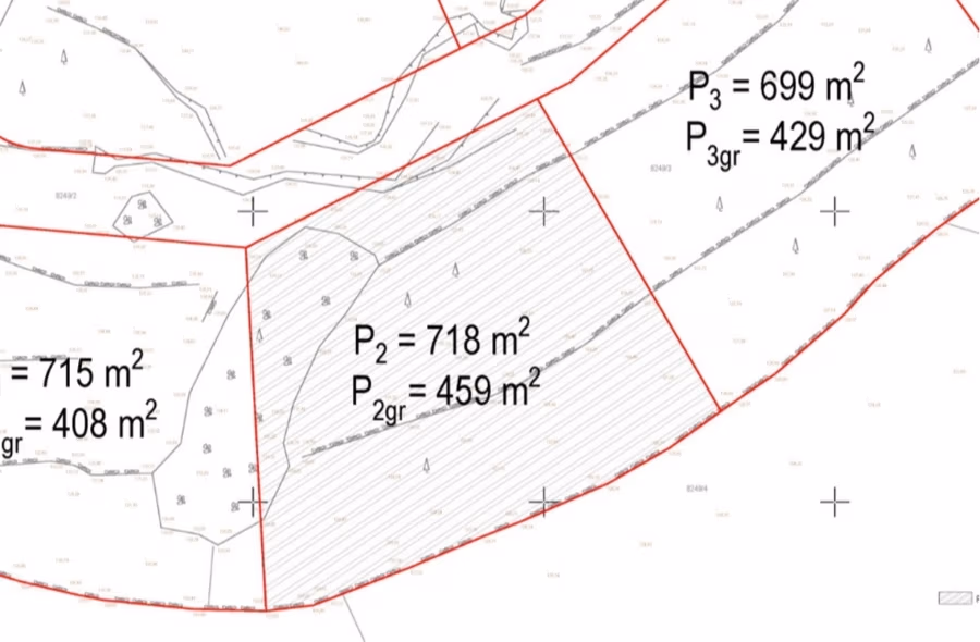 Schlüsselfertige – großzügige Meerblick Villa in ruhiger Lage, 4 SZ, 4 Bäder, Pool, Jacuzzi, … - Eine Karte mit rot umrandeten Grundstücken. Vier Grundstücke mit den Bezeichnungen P2, P2gr, P3 und P3gr weisen Flächen von 718 m², 459 m², 699 m² bzw. 429 m² auf. Das Grundstück P2gr ist diagonal schattiert. Verschiedene Symbole sind über die Karte verteilt. (41027)