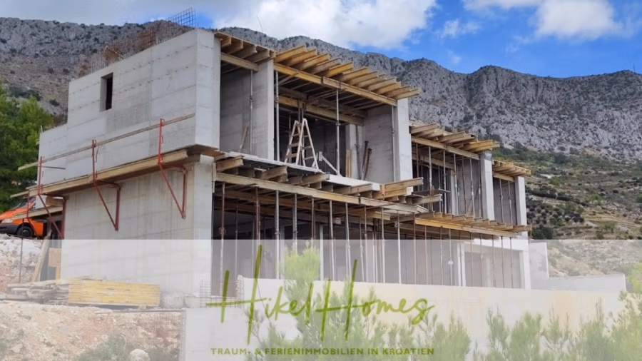 Schlüsselfertige – großzügige Meerblick Villa in ruhiger Lage, 4 SZ, 4 Bäder, Pool, Jacuzzi, … - Ein modernes Betonhaus im Bau in einer bergigen Gegend. Das Gebäude ist mit Gerüsten und Holzbalken ausgestattet. Ein bewölkter Himmel und felsige Hügel bilden den Hintergrund. Die Texte „Hike Homes“ und „Traum Ferienimmobilien in Kroatien“ sind darübergelegt. (41022)