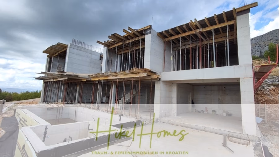 Schlüsselfertige – großzügige Meerblick Villa in ruhiger Lage, 4 SZ, 4 Bäder, Pool, Jacuzzi, … - Ein teilweise fertiggestelltes Gebäude mit Betonwänden und freiliegenden Balken vor bewölktem Himmel und hügeligem Hintergrund. Im Vordergrund befindet sich ein unfertiger Pool. Unten befindet sich ein Logo mit der Aufschrift „Hike Homes“ und deutschem Text über Ferienimmobilien in Kroatien. (41023)