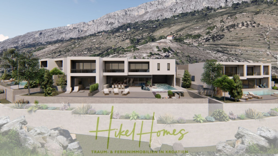 Schlüsselfertige – großzügige Meerblick Villa in ruhiger Lage, 4 SZ, 4 Bäder, Pool, Jacuzzi, … - Moderne Villen mit Pools befinden sich vor einer bergigen Kulisse. Im Vordergrund befinden sich angelegte Gärten und ein Schild mit der Aufschrift "Hikel Homes: Traum- & Ferienimmobilien in Kroatien. (45342)