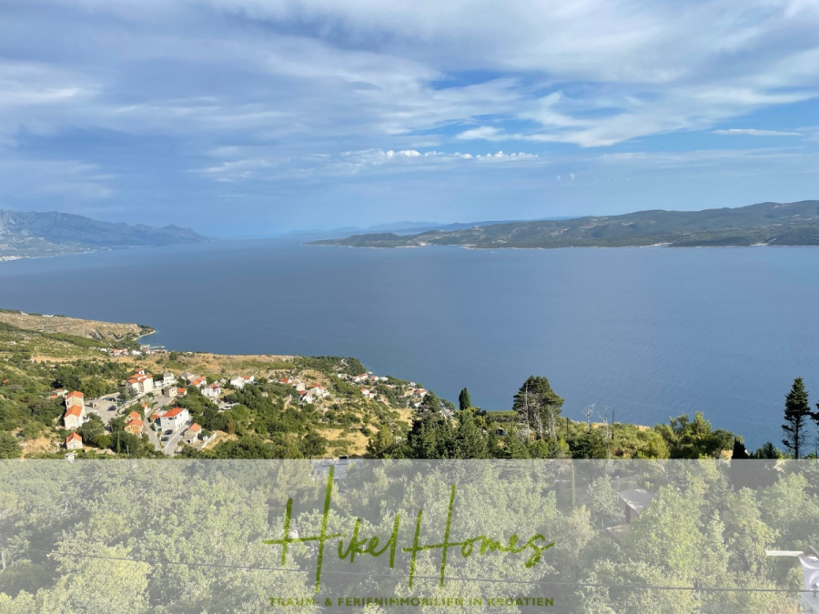 Meerblick aus perfekter Höhenlage mit 3 Schlafzimmern - Eine malerische Küstenlandschaft mit blauem Meer, grünen Hügeln und verstreuten Häusern unter einem teilweise bewölkten Himmel. Der Text am unteren Rand lautet "Hikel Homes, TRAUM- & FERIENIMMOBILIEN IN KROATIEN. (46092)