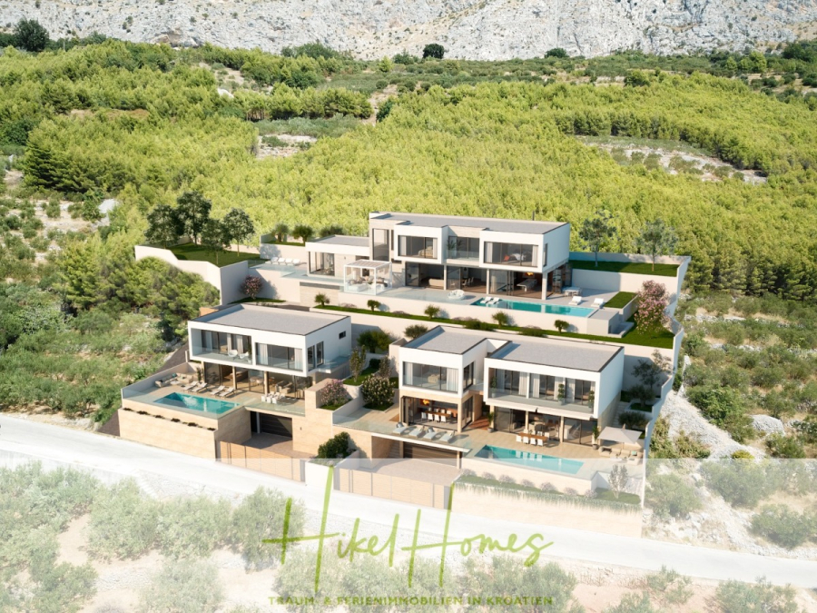 Extraklasse Meerblick Villa Three-Of-Three / Pool, 4 SZ, Lift, Konoba, Fitness, … - Luftaufnahme einer modernen Villenanlage in Hanglage mit mehreren Häusern, privaten Pools, Terrassen und üppigem Grün vor einer Kulisse aus dichtem Wald und felsigen Hügeln. (44094)