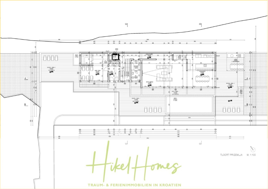 Extraklasse Meerblick Villa Three-Of-Three / Pool, 4 SZ, Lift, Konoba, Fitness, … - Architektonischer Grundriss eines modernen Hauses mit beschrifteten Räumen, Terrassen und Außenbereichen. Der Plan ist detailliert mit Maßen, Einrichtungsgegenständen und dem Hikel Homes Logo am unteren Rand, zusammen mit einem deutschen Text über Ferienhäuser in Kroatien. (44097)