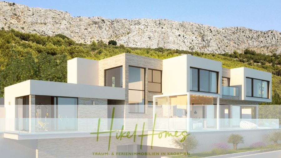 Extraklasse Meerblick Villa Three-Of-Three / Pool, 4 SZ, Lift, Konoba, Fitness, … - Eine moderne, zweistöckige Villa mit großen Fenstern und geräumigen Balkonen, eingebettet in einen felsigen, begrünten Abhang. Der Text darüber lautet "Hikel Homes. Traum- & Ferienimmobilien in Kroatien. (44093)