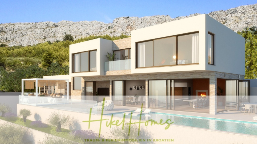 Extraklasse Meerblick Villa Three-Of-Three / Pool, 4 SZ, Lift, Konoba, Fitness, … - Moderne zweistöckige Villa mit großen Fenstern, Außenlounge und Infinity-Pool vor einer Kulisse aus grünen Hügeln und felsigen Bergen. Der Text am unteren Rand lautet "Hikel Homes" und "Traum- & Ferienimmobilien in Kroatien". (44092)