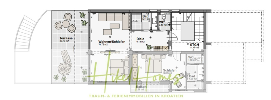 Villa Ana – 250m² WFL in 1. Reihe zum Meer / 4 SZ / Neubau / Sofort bezugsfertig - Grundriss einer Wohnung mit Terrasse, Wohn- und Schlafbereich, zwei Schlafzimmern, zwei Bädern, einem Balkon, Essbereich, Treppenhaus und beschrifteten Bereichen in deutscher Sprache. Das Logo "Heike Hummel" ist am unteren Rand eingeblendet. (46544)
