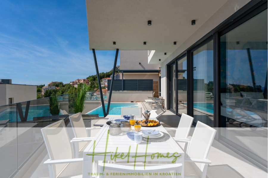 Direkt einziehen Meerblick Villa NATALIA mit Infinity Pool, 3 SZ, Sommerküche, … - Moderner Balkon mit gedecktem Esstisch zum Frühstücken und Blick auf den Pool und die Wohnhäuser im Hintergrund. Glasgeländer und große Fenster unterstreichen die helle, offene Atmosphäre. (43863)