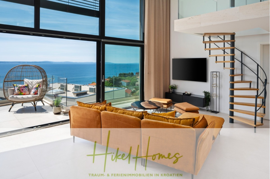 Direkt einziehen Meerblick Villa NATALIA mit Infinity Pool, 3 SZ, Sommerküche, … - Modernes Wohnzimmer mit großen Fenstern und Meerblick, orangefarbenem Sofa, Hängesessel, rundem Couchtisch, Wendeltreppe und Fernseher an der Wand. Das Logo lautet „Hikel Homes: Traum- & Ferienimmobilien in Kroatien.“. (43866)